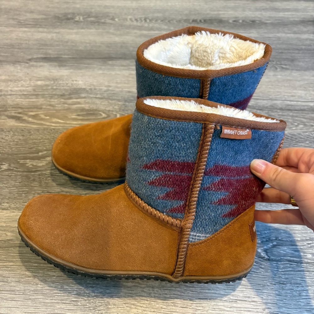 Minnetonka Wool Blend Aztec Pattern Shearling Lined Ankle Boots Size 8 EUC - Picture 3 of 9
